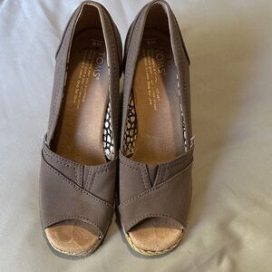 TOMS Women's Tan Peep-Toe Wedges